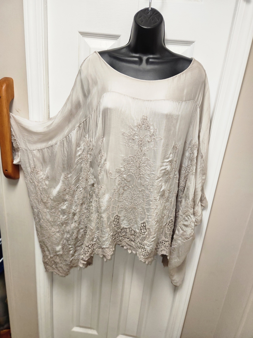 🍉Cream Embroidered Silk-blend Tunic Top